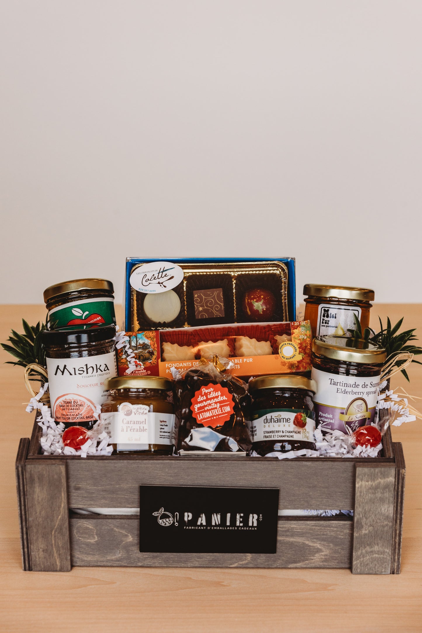 Panier cadeau qui contient des produits alimenatires