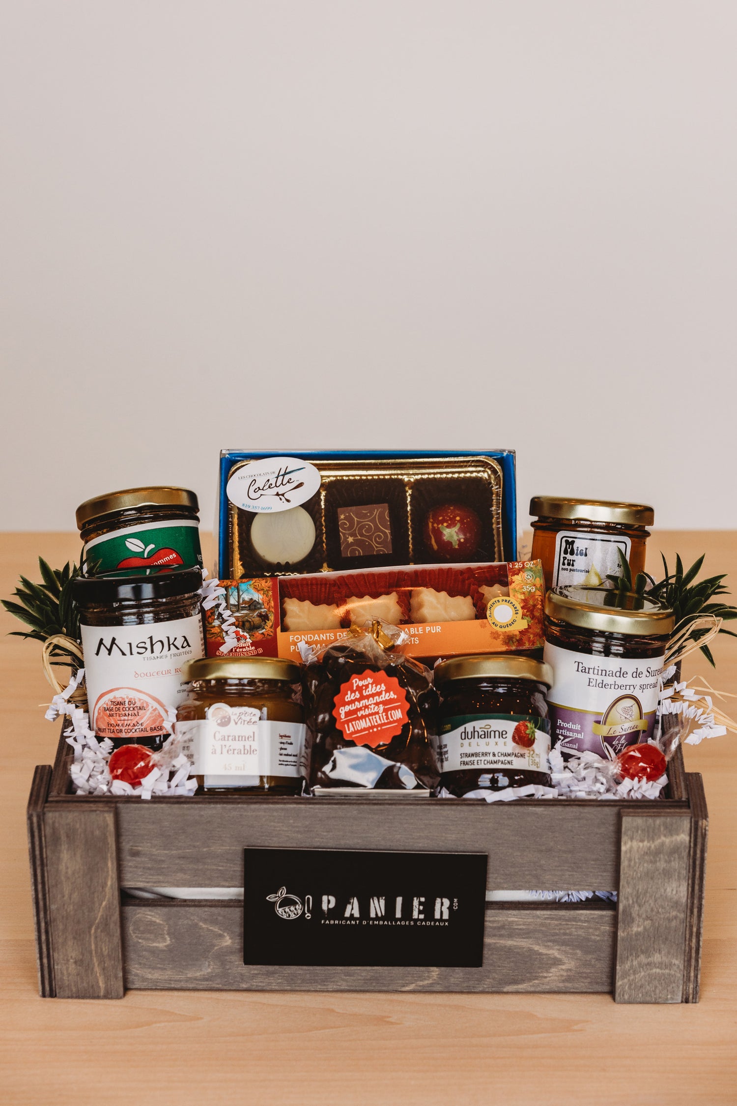 Panier cadeau qui contient des produits alimenatires