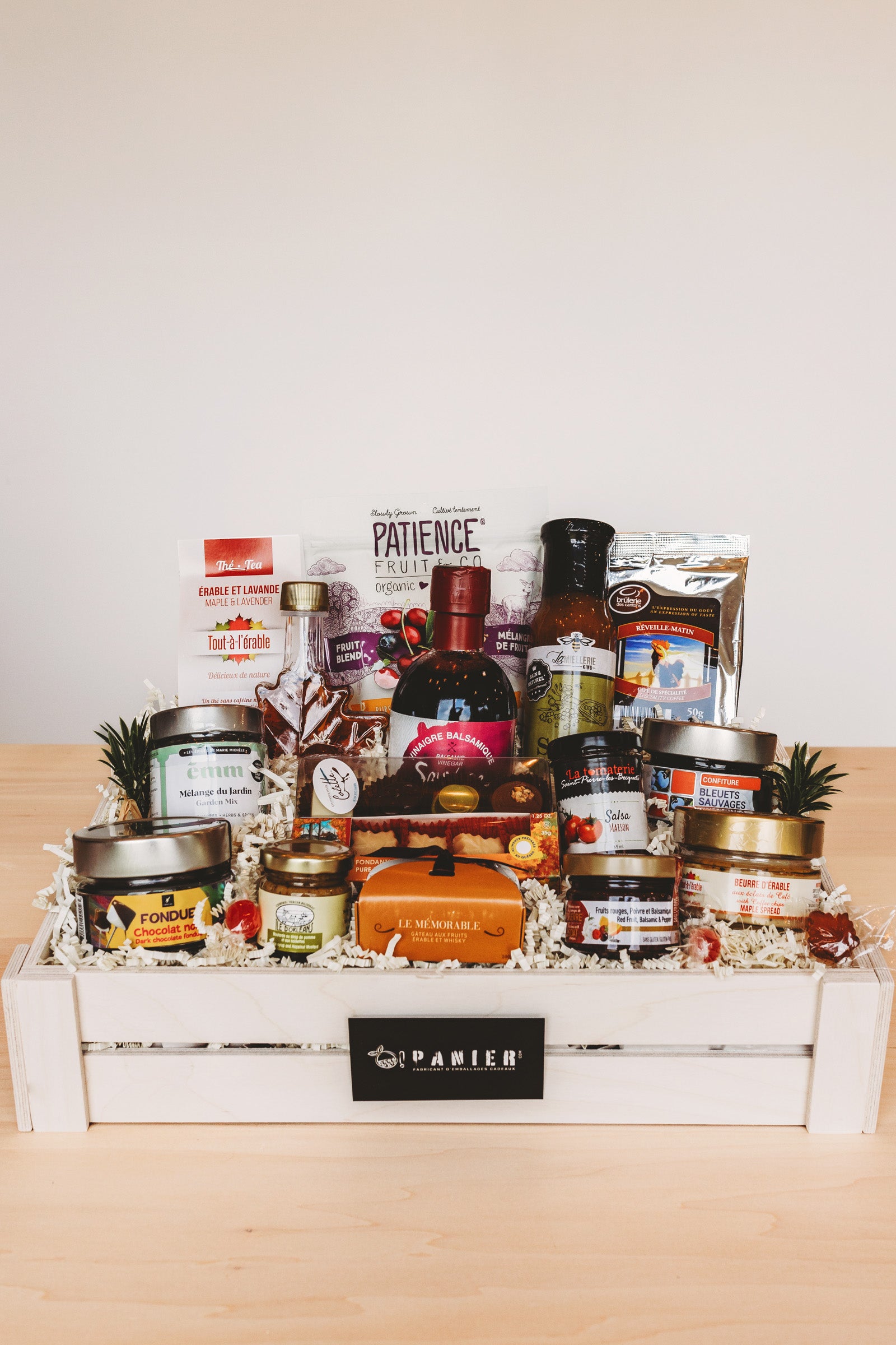 Panier cadeau avec produits alimentaires québécois