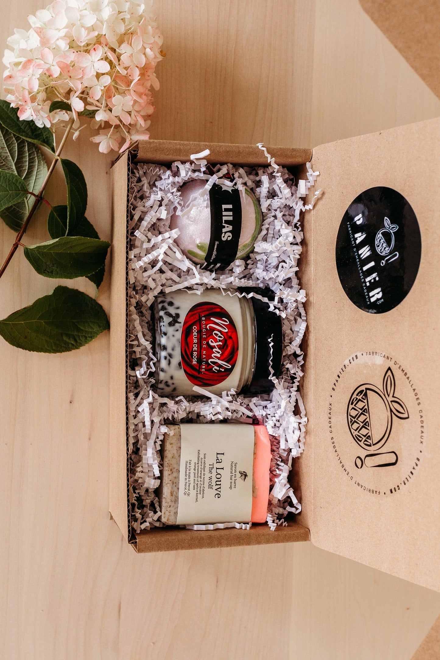 Savon et chandelle dans une boîte cadeau